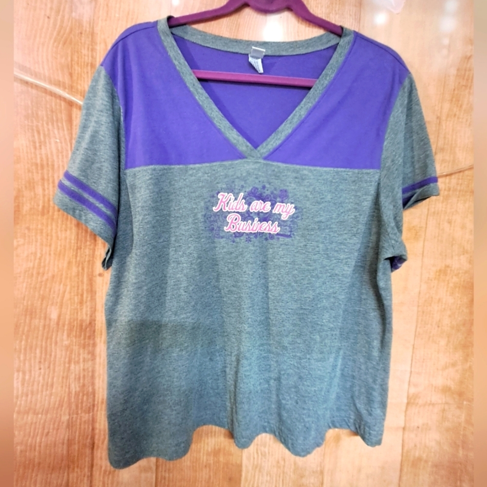 Kavio v-neck t-shirt size XL purple and gray